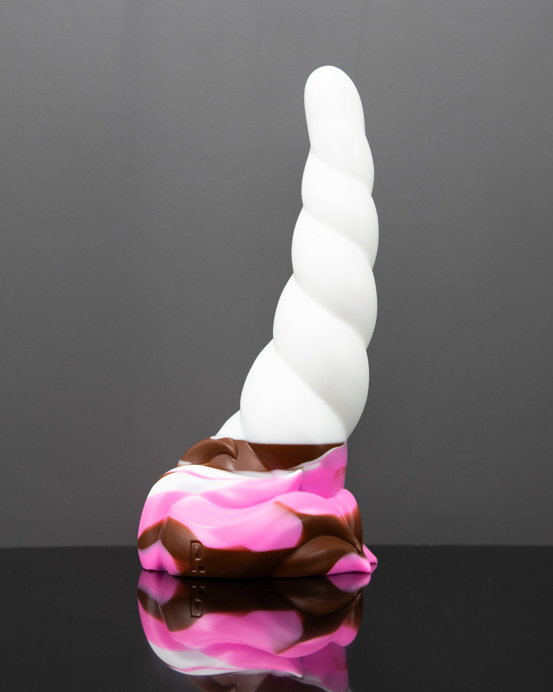 Frostmanes Horn - Large, Soft Shaft/Firm Base
